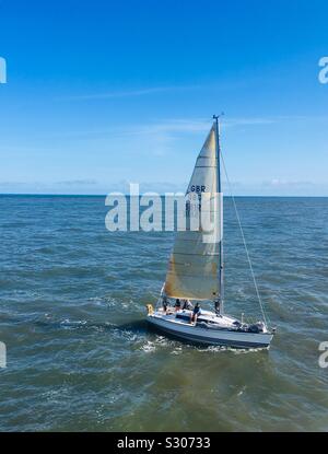 Barca a vela che entrano in porto di Whitby, North Yorkshire Foto Stock