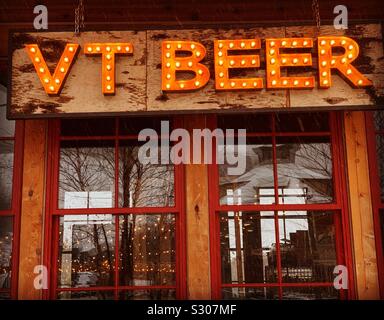 Illuminato di VT Birra" segno all'Whistlepig ristorante Pavilion, Spruce Peak Village, Stowe, Vermont, Stati Uniti Foto Stock