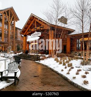 Whistlepig ristorante Pavilion, Stowe Adventure Centre in background, Spruce Peak Village, Stowe, Vermont, Stati Uniti Foto Stock