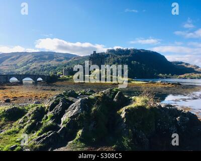 Cercando di fronte al Castello Eilean Donan sul Loch Duich Foto Stock