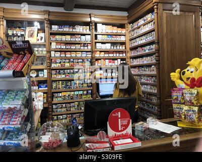 Le sigarette e il tabacco per la vendita in un negozio store del Regno  Unito Foto stock - Alamy