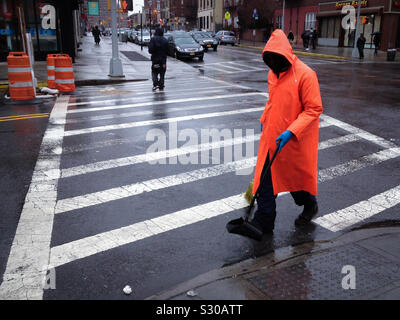 Creepy street cleaner in arancio brillante, Brooklyn, New York. 2013. Foto Stock