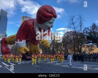 New York, NY, STATI UNITI D'AMERICA- Novembre 28, 2019. Ronald McDonald palloncino vola nel bilancio annuale Macy's Thanksgiving Day Parade. Foto Stock