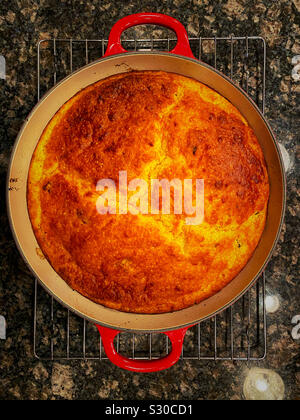 Cornbread fresco in armata e pianale in metallo Foto Stock