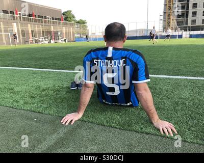 Inter Milan leggenda Dejan Stankovic, appoggia mentre partecipano in un Acronis Cyber Dragon Futsal Cup match in Abu Dhabi, Emirati Arabi Uniti, il 28 novembre 2019. Foto Stock