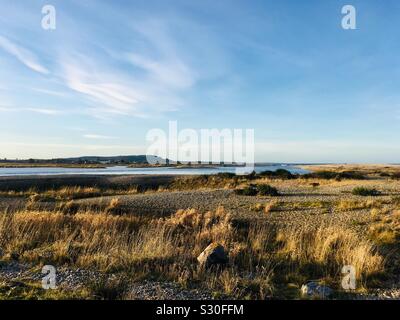 Guardando attraverso la bocca del fiume Spey a Moray Firth a Spey Bay, Scozia Foto Stock