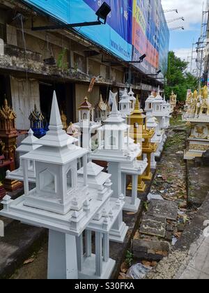 Buddista tailandese tempio sorge in un artigiano locale studio in Chiang Mai. Foto Stock