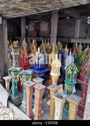 Buddista tailandese tempio sorge in un artigiano locale studio in Chiang Mai. Foto Stock