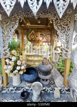 Un santuario del Buddha in un tempio in Thailandia. Foto Stock