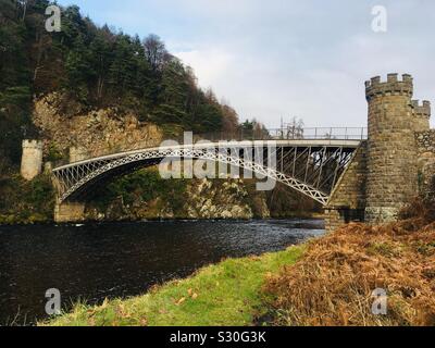 Craigellachie Bridge. Una ghisa arch ponte che attraversa il fiume Spey costruito da Thomas Telford in 1814. Vicino a Aberlour, murene, Scozia. Foto Stock