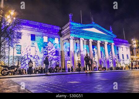 Natale Illuminazione del GPO (Ufficio Generale delle Poste) di notte tempo. Dublino. L'Irlanda. Foto Stock