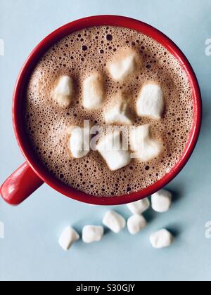 Vista superiore della cioccolata calda con marshmallows in una tazza di colore rosso Foto Stock