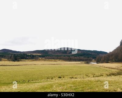 Vista della Valle con il fiume Dee da Braemar Castle, Scozia Foto Stock