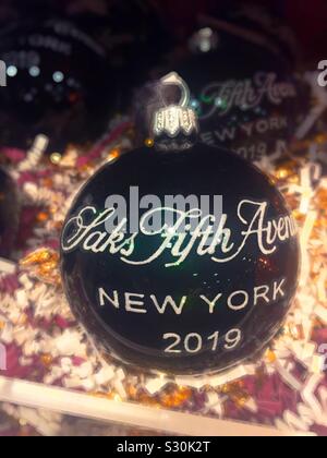 Souvenir Saks 5th Ave., ornamento di Natale 2019, New York, Stati Uniti d'America Foto Stock