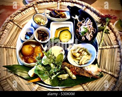 Giapponese tradizionale pranzo con soba, tempura di verdure, pesce e chawamushi Foto Stock