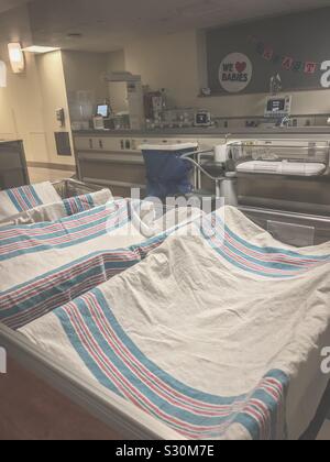 Coperte e navicelle pronto per neonati dietro la finestra in ospedale vivaio Foto Stock