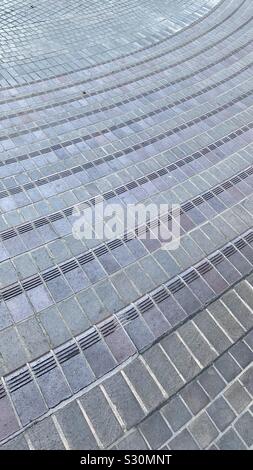 Dettaglio di mattoni in un incurvamento outdoor plaza e passaggi pedonali, creazione astratta di texture di sfondo Foto Stock