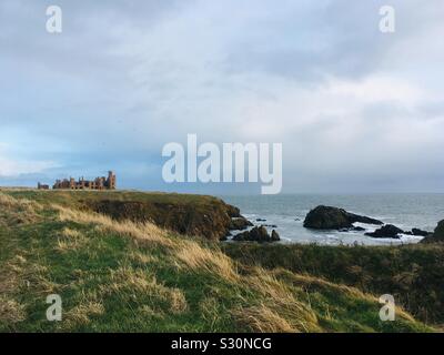 Slains rovine del Castello, sulla cima di una scogliera posizione vicino Cruden Bay, Aberdeenshire, Scozia. Costruito 1597 dal conte di Erroll Foto Stock