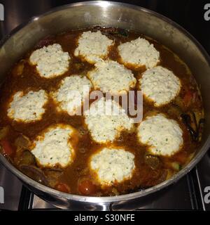 Stufato di carne e gnocchi Foto Stock