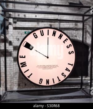Tempo di Guinness orologio degustazione alla Guinness Storehouse a Dublino, Irlanda Foto Stock