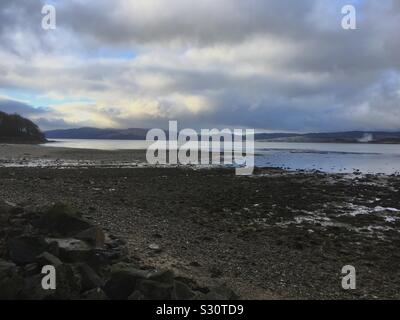 Inverno e a bassa marea guardando verso sud sul Loch Fyne da Otter Ferry in Argyll Foto Stock