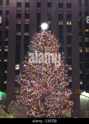 L'iconico albero di Natale a Rockefeller Center brilla luminoso durante la stagione delle vacanze, NYC, STATI UNITI D'AMERICA Foto Stock