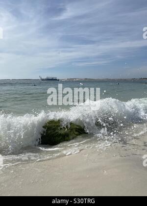 Onde che si infrangono sulla battigia sul Golfo del Messico Foto Stock