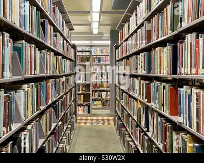 LOS ANGELES, CA, NOV 2019: le righe di libri sugli scaffali in biblioteca pubblica Foto Stock