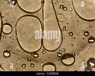 Abstract di olio e acqua sulla pietra naturale sullo sfondo Foto Stock