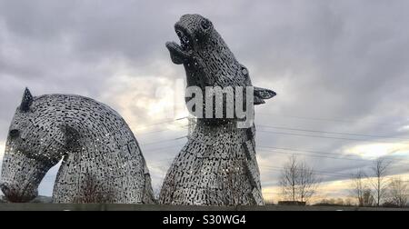 Il Gigante Kelpies testa di cavallo sculture del canale di Forth e Clyde in Helix Park, Falkirk, Scozia da Andy Scott Foto Stock