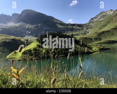 Piccola isola al centro della bellissima Schrecksee nelle Alpi Allgäu, Germania. Foto Stock