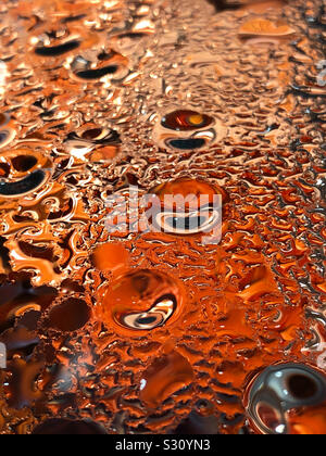 Gocce di acqua su un vetro. Foto Stock