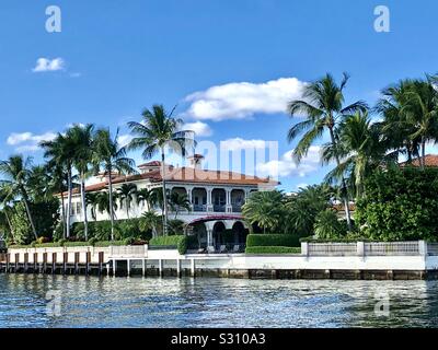 Upscale home lungo la Florida Intracoastal Waterway, a sud est della Florida, tra Delray Beach e Boca Raton. Foto Stock