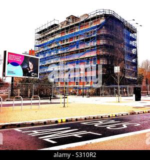 Grande edificio con i ponteggi, da una corsia degli autobus in Bristol, Regno Unito Foto Stock