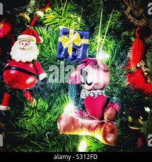 Albero di natale e decorazioni Foto Stock