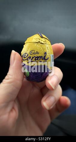 Cadbury caramello mini Uovo di Pasqua Foto Stock