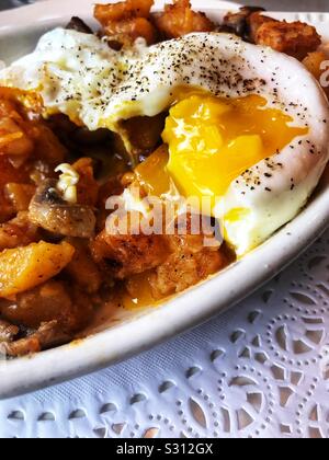 Più facile uovo skillet con la bistecca e i funghi conditi di patate Foto Stock