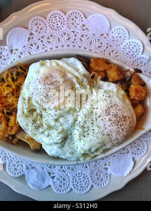 Sopra la padella media con funghi, bistecca e formaggio. Foto Stock