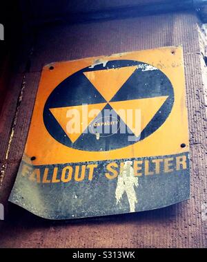 1950s Fallout Shelter Sign, New York City, Stati Uniti Foto Stock