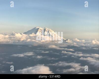 Mt. Ranieri e il National Forest, vista aerea, con la neve e le nuvole Foto Stock