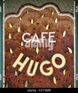 Famoso cafe, bar, ristorante " Cafe Hugo " nome fatto con mosaico - Le Marais, Paris, Francia. Foto Stock