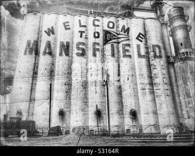 Benvenuto a Mansfield segno su elevatore granella in Mansfield, Ohio Foto Stock