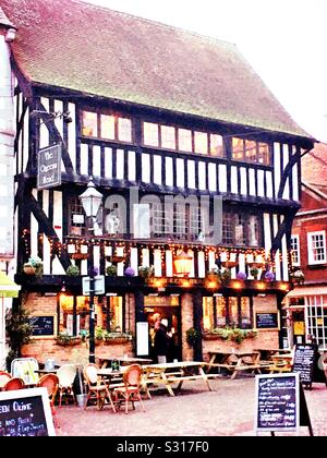 The Queens Head pub in luogo di mercato, Newark, Nottinghamshire. La costruzione risale al XVI secolo ed è Il Grade ii Listed. Foto Stock
