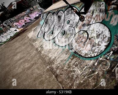 Skatepark rampe coperte nel coloratissimo graffito. Foto Stock