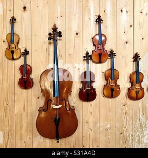 Visualizzazione dei violini nel museo degli strumenti musicali, Descartes, Indre-et-Loire, Francia. Foto Stock