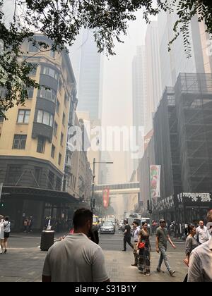 Sydney, Australia - 10 dicembre, 2019: fumo pesante da NSW bushfire crea una coltre di smog come haze nel quartiere affaristico centrale di Sydney, Australia Foto Stock