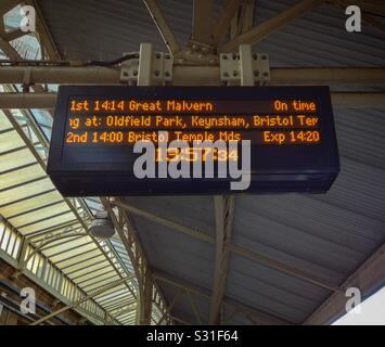 Una destinazione a Bath Spa stazione ferroviaria a Bath, Regno Unito che mostra i dettagli dei treni per Great Malvern, Oldfield Park, Keynsham e Bristol Temple Meads Foto Stock