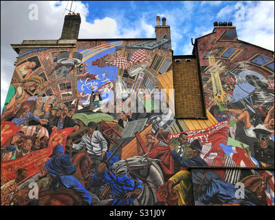 Il Cable Street Mural a Shadwell, Londra, è di 330 metri quadrati e commemora la battaglia di Cable Street la Domenica 4th ottobre 1936 che coinvolge manifestanti e la polizia. Foto © COLIN HOSKINS. Foto Stock