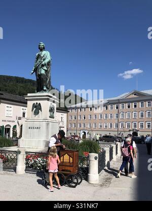 Organ grinder presso la statua di Mozart a Salisburgo, Austria. Foto Stock