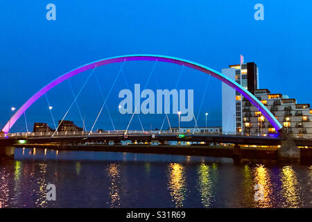 Clyde Arc (Squinty Bridge) sul fiume Clyde a Glasgow, in Scozia. Foto Stock